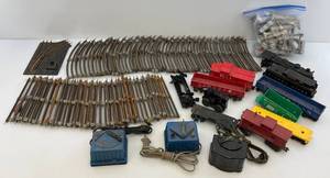 lot 97 image: Vintage Lionel Train Items