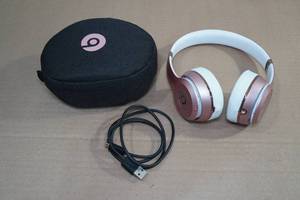 lot 19 image: Beats Solo3 Wireless Headphones -Rose Gold