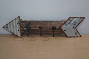 lot 36 image: Wood & Metal Arrow Coat Rack