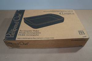 lot 45 image: The Pampered Chef Rectangular Baker