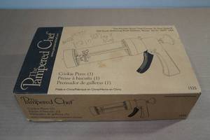 lot 46 image: The Pampered Chef Cookie Press