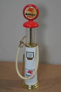 lot 127 image: Gearbox Mobilgas Gas Pump Metal Diecast Replica