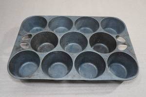lot 157 image: Wagner Cast Iron Muffin Pan