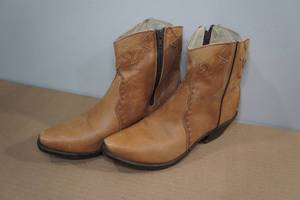 lot 200 image: Durango Womens Boots -Size 8.5