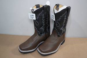 lot 235 image: Smoky Mountain Boots -Kid Size 13