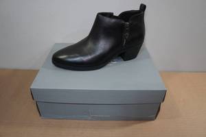 lot 253 image: Vionic Cecily Black Shoes - Size 9