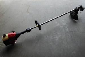 lot 321 image: Craftsman Weedwacker 32cc Gas Line Trimmer