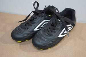 lot 292 image: Umbro Soccer Cleats -Kid Size 11