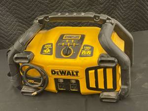 lot 3 image: B1 - DeWalt DXAEPS2 Power Station