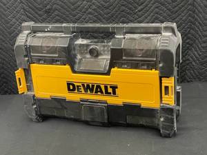 lot 18 image: I2 - DeWalt ToughSystem Music Charger