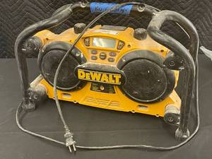 lot 22 image: B3 - DEWALT DC011 Worksite RadioCharger