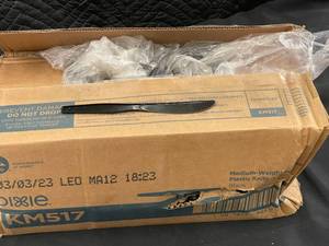 lot 296 image: M2 - Dixie Medium-Weight Black Plastic Knives - Box of 1000