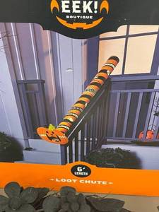 lot 128 image: K3 - Halloween Decoration Lot - Tombstone, Loot Chute, Wreath, Sign