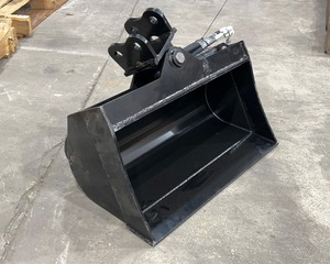 lot 185 image: Tilting Excavator Bucket 24 Inch