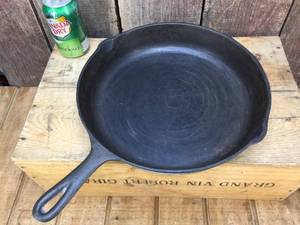 lot 8 image: Vintage Cast Iron BSR No. 10 Skillet - Heat Ring