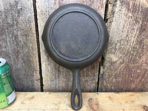 lot 9 image: Vintage Cast Iron BSR No. 3 Skillet - Heat Ring