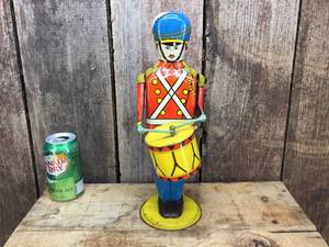 lot 10 image: Nifty Wolverine Tin Wind-Up No. 27 Drum Major - Works
