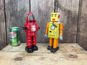 lot 11 image: 2 Vintage Tin Wind-Up Robot Toys