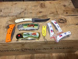 lot 48 image: Misc Knives - Tractor - Flag