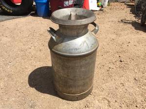 lot 52 image: Classic Vintage Cream Can - 40 Qt