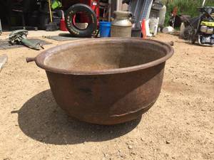 lot 60 image: Classic Vintage Cast Iron Cauldron
