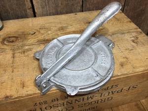 lot 61 image: Cast Iron Sultana Fajita Press - Mexico