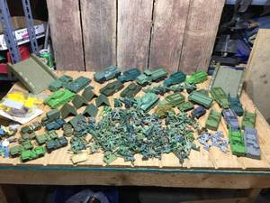 lot 65 image: Large Group Vintage Army Men - Trucks - Tanks - Soldiers
