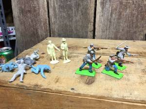 lot 66 image: Vintage U.S. Civil War figures including 1971 Britains