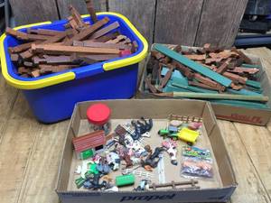 lot 71 image: Group Classic Lincoln Logs & Figures