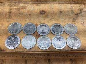 lot 90 image: 10 Vintage $1 Dollar Casino Gaming Tokens