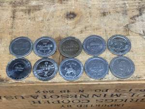 lot 92 image: 10 Vintage $1 Dollar Casino Gaming Tokens