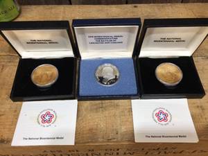 lot 93 image: 3 U.S. Bicentennial Medals 1975-1976