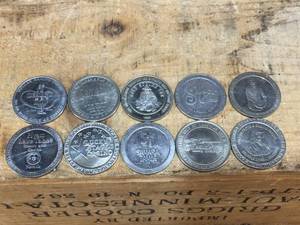 lot 96 image: 10 Vintage $1 Dollar Casino Gaming Tokens