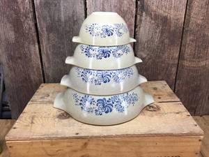 lot 109 image: 4 pc Pyrex Nesting Bowls
