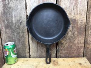 lot 117 image: Vintage Wagner 1056 Cast Iron Skillet