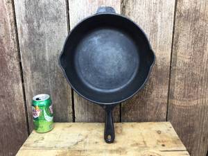 lot 119 image: Vintage Cast Iron Chicken Fryer