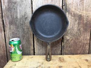 lot 121 image: Vintage BSR No. 5 Cast Iron Skillet 8 18 Heat Ring