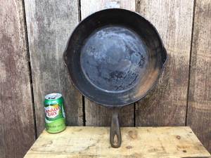 lot 124 image: Vintage Cast Iron CHF Diamond A Chicken Fryer