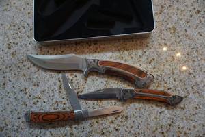 lot 3 image: Timber Wolf Model Leader of The Pack 3 Piece Knife Set With Metal TinStorage Case