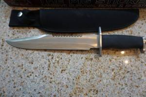 lot 8 image: The Pig Sticker Model BK421 Massive Survival Bowie Knife With Sheath