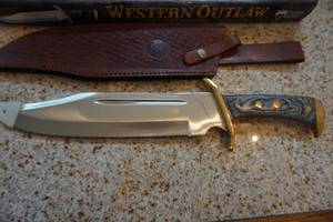 lot 15 image: Timber Rattler Western Outlaw Model TR65 Bowie Knife & Sheath