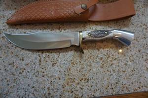lot 27 image: American Hunter Model AH-701 Hunting Stag Horn Knife