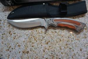 lot 28 image: Ridge Runner Model 17RR496 Executive Fixed Blade Wooden Handle Knife