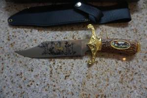 lot 30 image: Whitetail Design Stainless Steel Hunting Knife