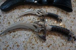 lot 32 image: Draco Model 17 XL1188 Twin Daggers Fantasy Knives