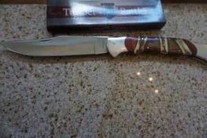 lot 35 image: Timber Rattler Model TR139 Heartwood Scarab Back Giant Folding Pocket Knife