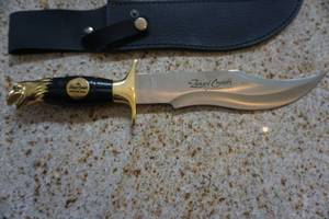 lot 40 image: The Zachary Crockett Signature Series Eagle Bow Knife
