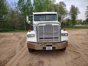 lot 5 image: 1996 Freightliner Semi Truck