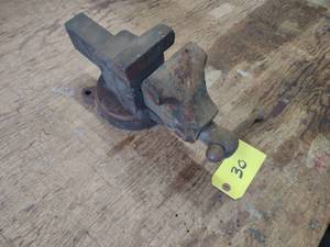 lot 30 image: The Gem 804 4 Swivel Bench Vise...