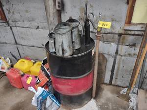 lot 330 image: Texaco Hydraulic Oil, 0893TDH, 12 ...